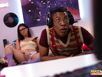 Lena Coxx neukt gamer zwart man
