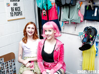 Scarlet Skies en Evie Rees neuken in het magazijn