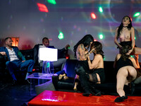 Groepsseks in de swingerbar