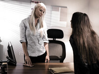 Gia Derza en Evelyn Claire genieten van elkaars lichaam