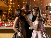 Alina Lopez en Isabel Moon hebben een triootje