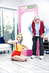 Kleine sex pop Coco Lovelock heeft seks met een perverse oude man