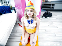 Kleine sex pop Coco Lovelock heeft seks met een perverse oude man
