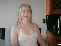 Eva Nyx Haar perfect geschoren poesje wordt geneukt hard nadat ze geeft de man een diepe pijpbeurt!