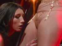 Maya Woulfe en Leana Lovings geven elkaar een orgasme dat de ogen draait