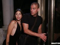 Isabel Moon laat haar pompeuze vriend zich beter voelen