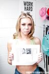 Stoute blonde meisjes Tiffany Watson en Brittany Andrews geneukt