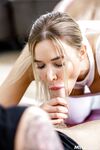 Sport blond MILF Venera Maxima hard geneukt op de vloer
