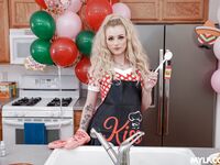 De keuken neuken van een blonde huisvrouw zonder borsten