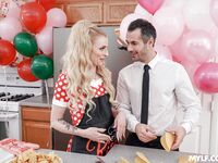 De keuken neuken van een blonde huisvrouw zonder borsten