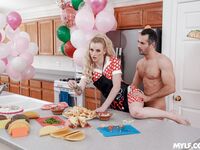 De keuken neuken van een blonde huisvrouw zonder borsten