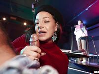 Verleidelijke bruine Evelin Stone zorgt voor de grote zwarte lul