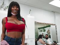 Savannah Storm en Sarai Minx delen de grote zwarte boom