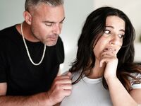 Vet bodem bruin Sarah Arabisch krijgt hard neuken in de woonkamer