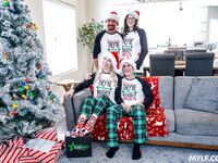 Kerst viertal neuken Kay Lovely en Nikki Zee