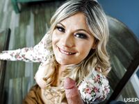 Ellie Tay's rondborstige volwassen blondine wordt gek van de lolly voordat ze hard geneukt wordt