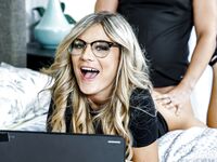 Ellie Tay's rondborstige volwassen blondine wordt gek van de lolly voordat ze hard geneukt wordt