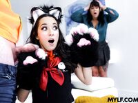 Wilde brunettes Freya Von Doom en Misty Meaner krijgen grondig neuken
