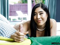 Aziatische milf Emerald Loves neukt zijn stiefzoon harde pik in de woonkamer