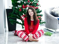 Bij kerstboom neuken ze de glimlachende bruine Liz Jordan
