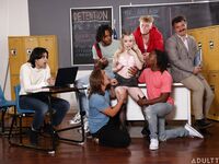 Haley Spades blonde bom met dubbele seks in de klas
