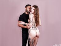 Eden Ivy's getatoeëerde lichaam verleidt de bebaarde minnaar met geschoren poesje