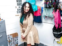 Brianna Bourbon krijgt een fatsoenlijke fuck van de zelfverzekerde lp agent