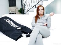 De dorstige rode mylf door Holly Lace gat geneukt