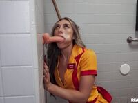 Mackenzie Mace geeft haar een wilde pijpbeurt en zit op een harde lul met al haar macht