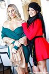 Mona Azar en Bunny Madison werken in de woonkamer
