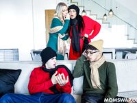Mona Azar en Bunny Madison werken in de woonkamer