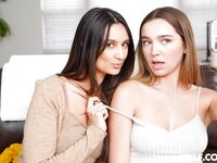 Eliza Ibarra en Blair Hudson's wilde likken en poesjes wrijving op de leren bank