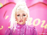 Lovita lot likt het blonde poesje naar de teen, dood geneukt door haar baard minnaar