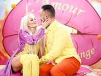Lovita lot likt het blonde poesje naar de teen, dood geneukt door haar baard minnaar