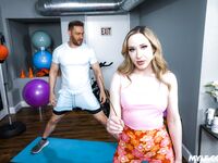 Flexibel milf Alaina Taylor krijgt verwoestende neuken op de vloer
