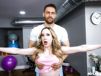 Flexibel milf Alaina Taylor krijgt verwoestende neuken op de vloer