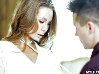 Nicole Aniston wordt warm met haar favoriete spel voordat ze geneukt wordt