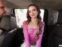 Nikki Nicole slank tiener lichaam in en uit de auto krijgt harde seks