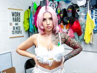 Roze haar stealth Luna Legende gestraft door een grote zwarte haan