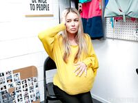 Blonde Stealth Zomer Vixen krijgt een pijpbeurt van een zelfverzekerde agent