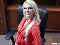 Langharige milf Sydney Davis neukt de zelfverzekerde regisseur