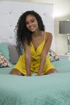 Hot zwart en wit trio met Alena Croft en Scarlit Scandal sexy neuken