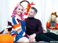 Aaliyah Love's mooie milf poes trilt in een wild bed