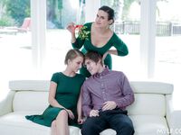 Het is een geweldige trio-fuck met Macy Meadows en Penny Barber
