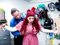Kiki Daire rood getatoeëerde porno ster gestraft voor diefstal