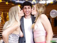 Slimpick Vic en River Lynn delen harde lul met zuigen en rijden