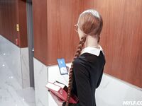 Een lange zwartharige boekworm met glazen is geneukt in een doorboorde panty