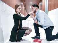 Een lange zwartharige boekworm met glazen is geneukt in een doorboorde panty