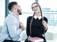 Een lange zwartharige boekworm met glazen is geneukt in een doorboorde panty