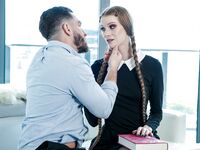 Een lange zwartharige boekworm met glazen is geneukt in een doorboorde panty